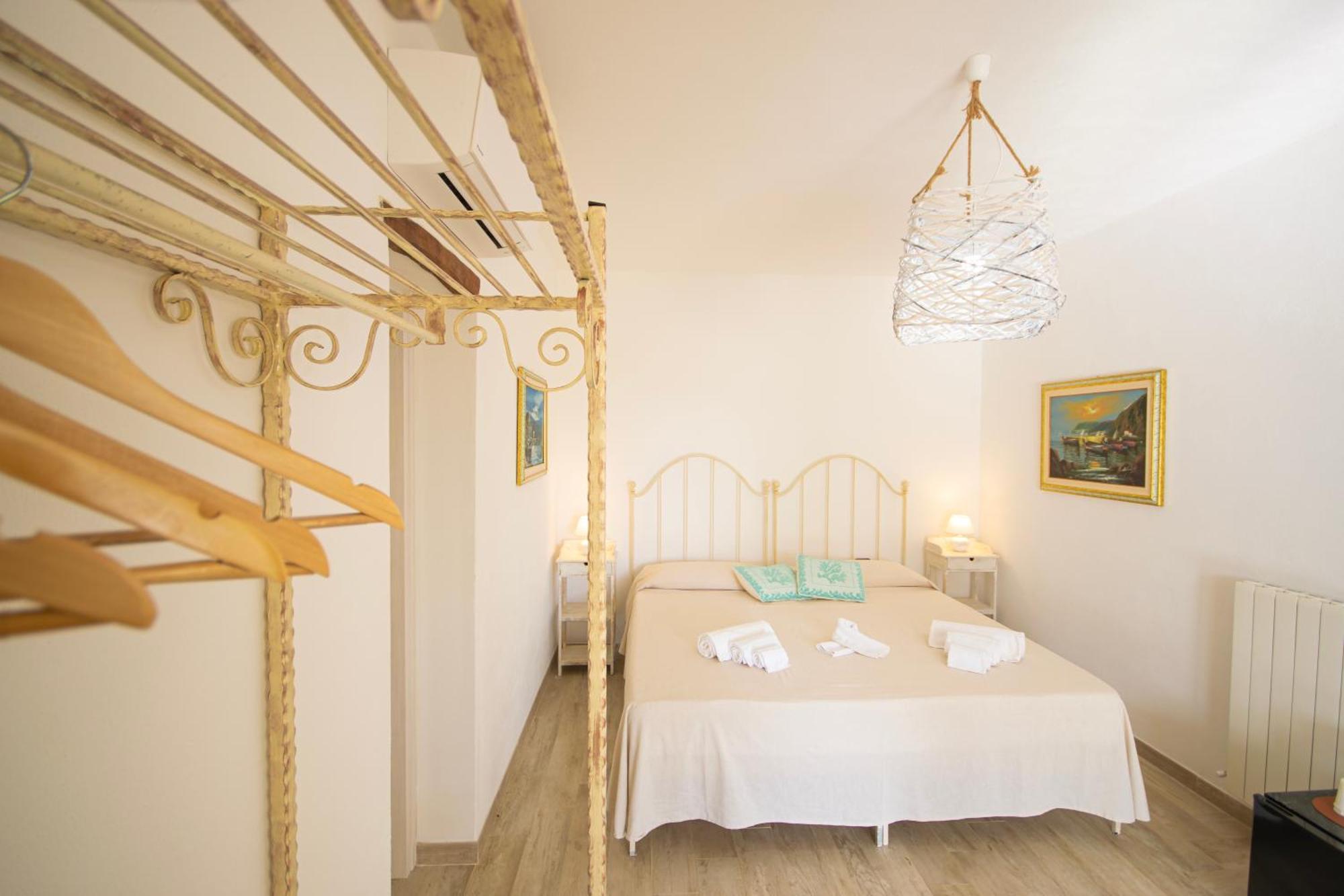 Hotel Essenza Di Mirto La Caletta Cameră foto