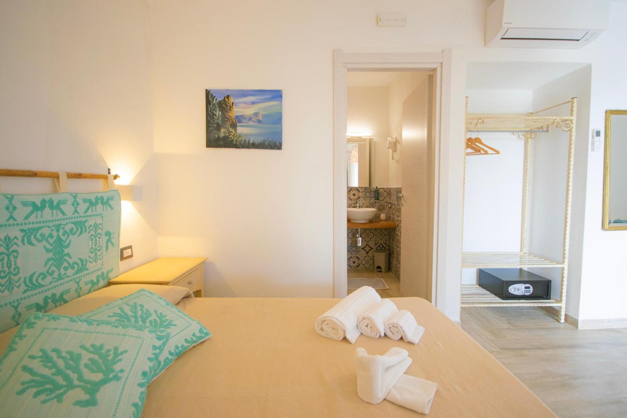 Hotel Essenza Di Mirto La Caletta Cameră foto